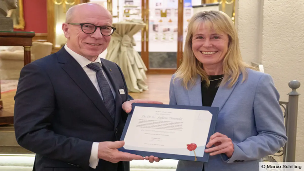 Uwe Bleich überreicht Prof. Dr. Stefanie Dimmeler die Urkunde des Hector Wissenschaftspreises bei feierlicher Zeremonie