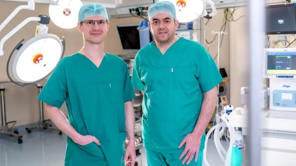 Die Oberärzte Dr. Frank Berger und Ramy Albatsh (v.l.) führten die OP gemeinsam mit ihrem Team durch. (Foto: Universitätsmedizin Halle)