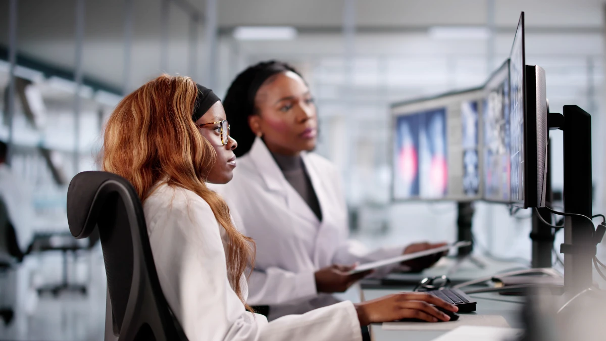 Zwei Ärztinnen schauen sich auf einem Computer MRT-Scans an. Symbolbild telemedizinische Versorgung