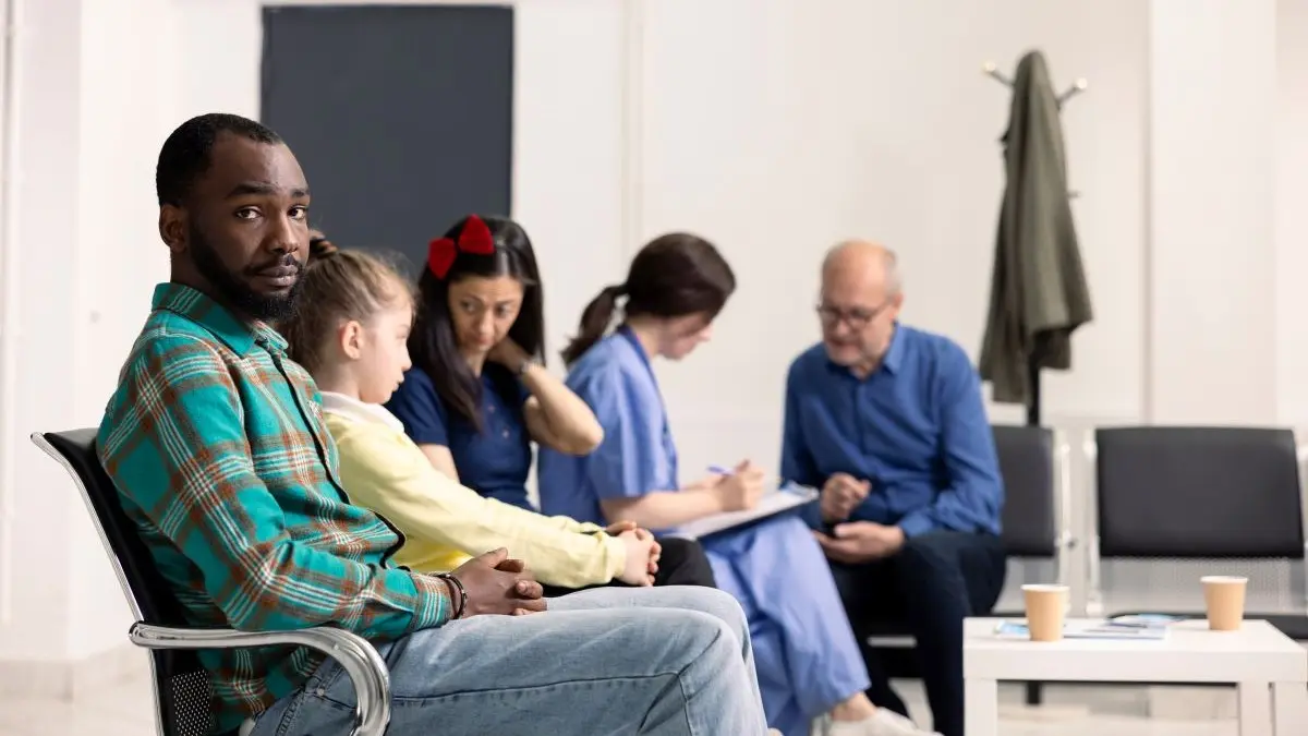 Personen warten im Wartezimmer einer Arztpraxis – Alltag im medizinischen Wartebereich