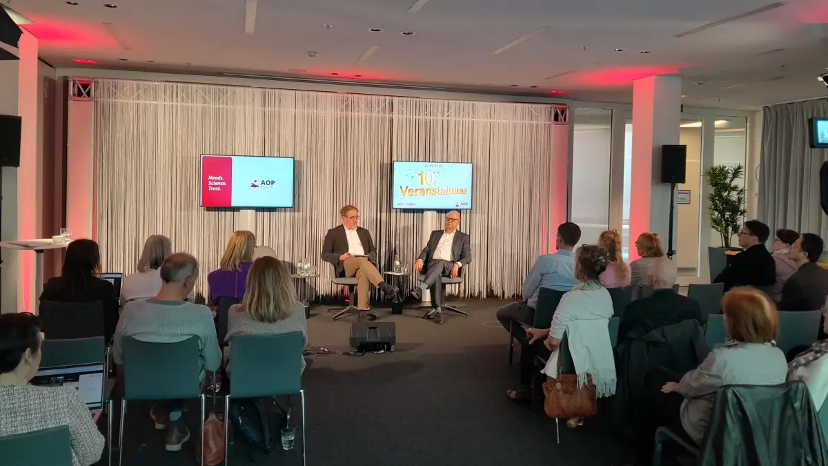 Die Experten Prof. Dr. Andreas Reiter (Mannheim) im Gespräch mit Prof. Dr. Martin Grießhammer (Minden) auf der 10. Veranstaltung „Ask an Expert“ zu Polycythaemia Vera (PV) am 27. Februar 2026 in Frankfurt a.M.