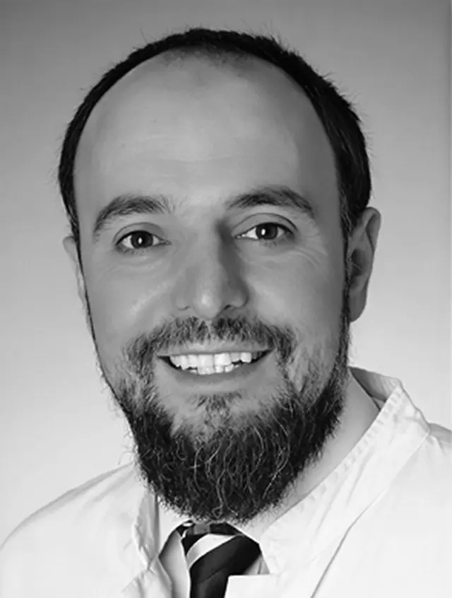 Portrait Prof. Hakan Alakus (verpixelt) in Arztkittel – Experte für Nebennierentumore und onkologische Chirurgie