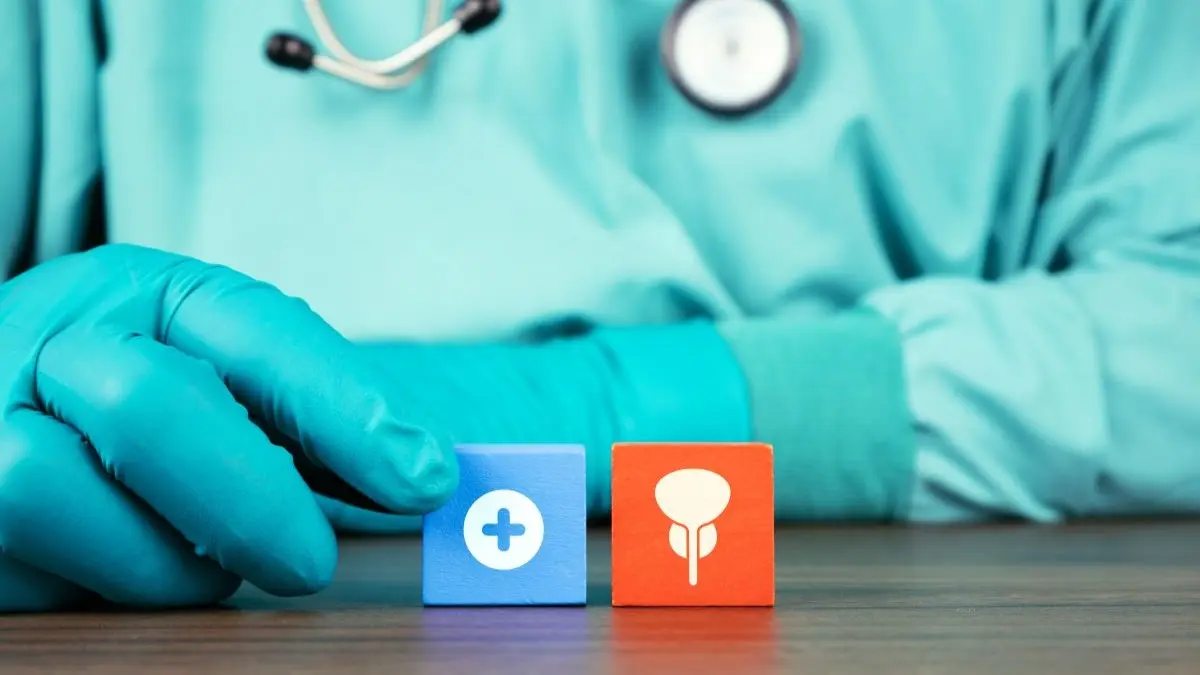 Arzt haelt Wuerfel mit Blasen-Icon und Medizinsymbol – Darstellung urologischer Versorgung bei neurogener Blasenfunktionsstoerung