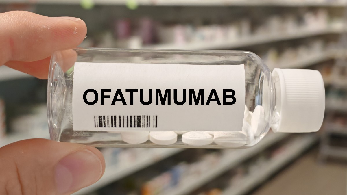 Hand hält Medikamentenflasche mit Aufschrift Ofatumumab – Wirkstoff bei Multipler Sklerose