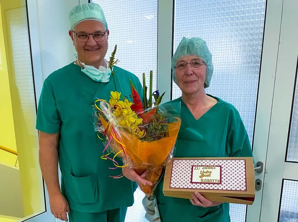 Jeannette ter Horst Hill war vor 20 Jahren dabei, als das da Vinci-Operationssystem in Gronau zum ersten Mal zum Einsatz kam. Dr. Christian Wagner gratulierte. (Foto: St. Antonius-Hospitals Gronau)