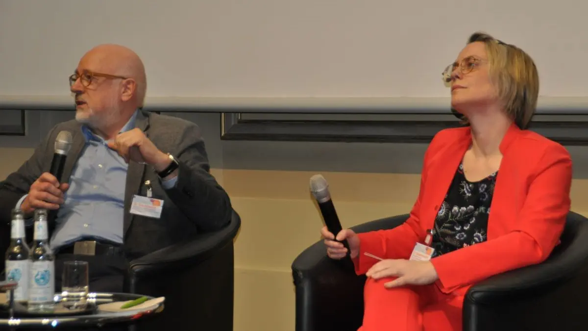 Sichtlich angespannt: Über die Primärarzt-Kompetenz der Allgemeinärzte stritten Dr. Susanne Bublitz, Vorsitzende des Hausärzteverbands Baden-Württemberg, und Dr. Dirk Heinrich, Vorsitzender des Spitzenverbands Fachärzte, in Berlin. (Foto: Runkel)