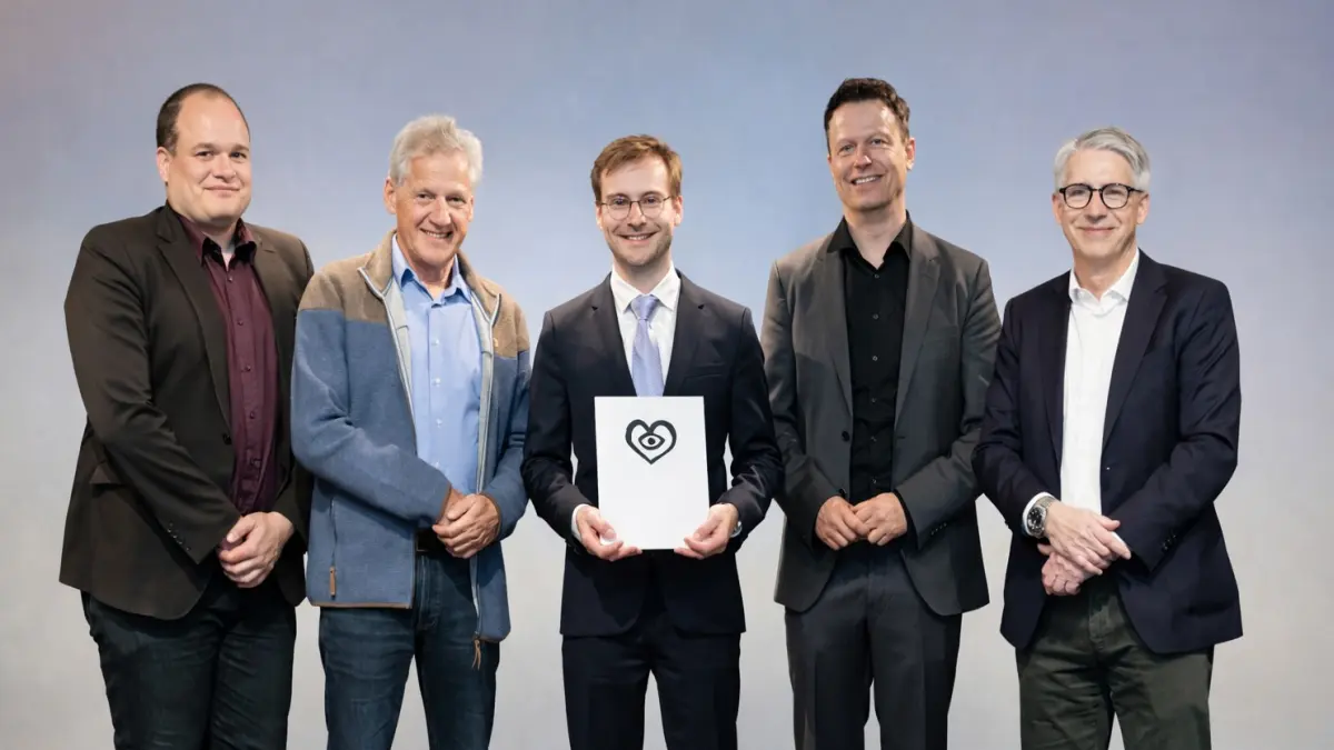 Preisverleihung Forschungspreis Digitale Innovation Herzmedizin: Dr. Büscher mit Vertretern der Deutschen Herzstiftung und DGK
