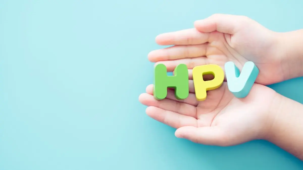 Haende halten bunte Buchstaben mit der Aufschrift HPV als Symbol fuer HPV Aufklaerung und Impfempfehlung im Erwachsenenalter