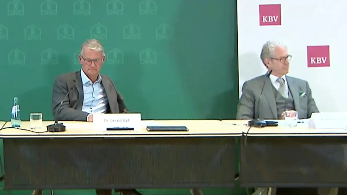 Mit hoher Betriebstemperatur traten der DKG-Vorsitzende Dr. Gerald Gaß (l.) und der KBV-Vorsitzende Dr. Andreas Gassen am Montag vor die Presse, um gegen ein schädliches Gesetz ohne demokratische Beteiligung der Selbstverwaltung zu protestieren. (Quelle: KBV-DKG-Streaming)