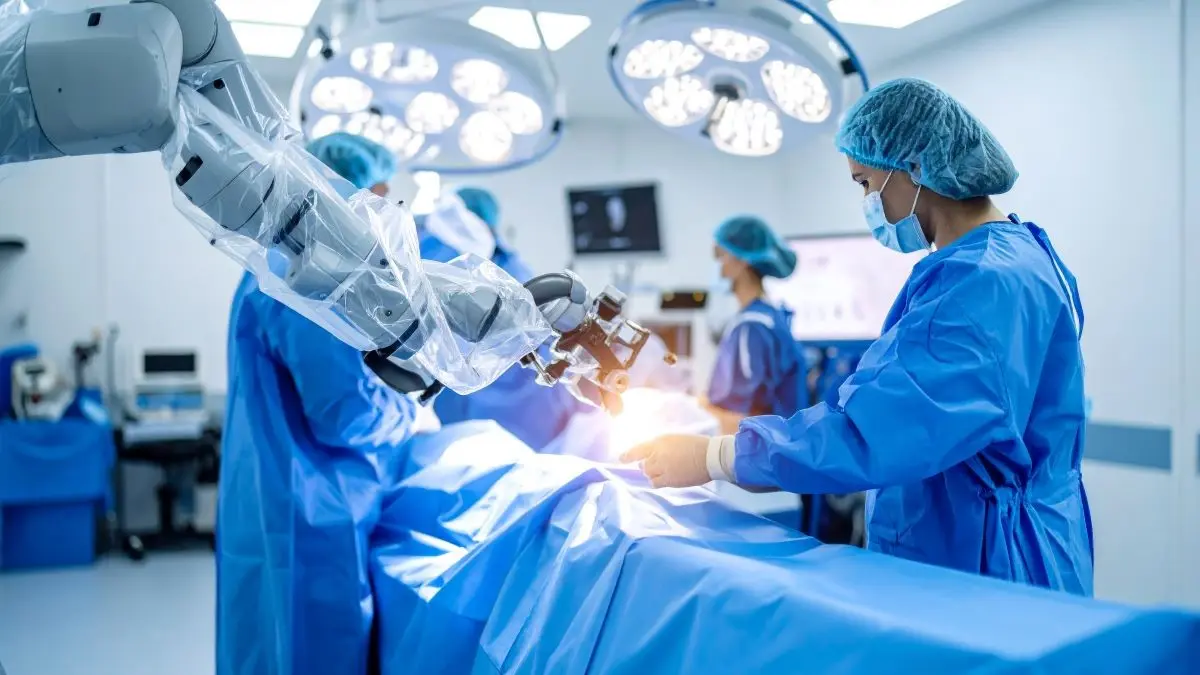 Operationsteam arbeitet mit einem robotergestuetzten chirurgischen System als Symbol fuer den Einsatz von KI und Robotik in der Urologie