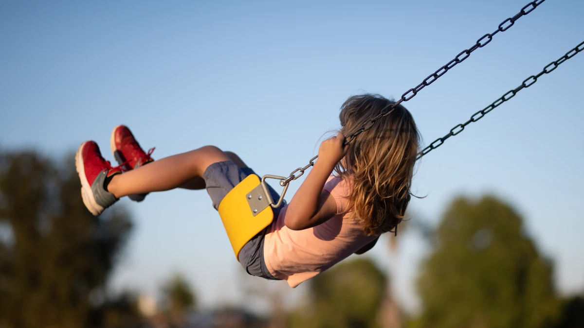 Kind allein auf einer Schaukel als Symbolbild für Autismus bei Kindern und Jugendlichen