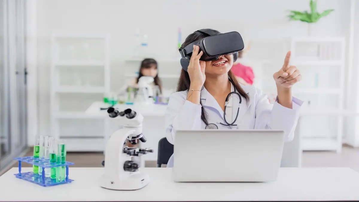 Medizinstudentin mit VR-Brille in einem Labor neben Mikroskop und Laptop