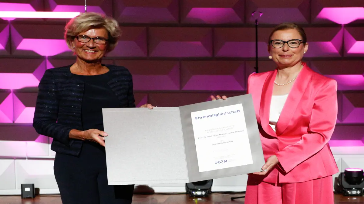 Prof. Dr. Petra-Maria Schumm-Draeger (links) bei der Verleihung der DGIM-Ehrenmitgliedschaft