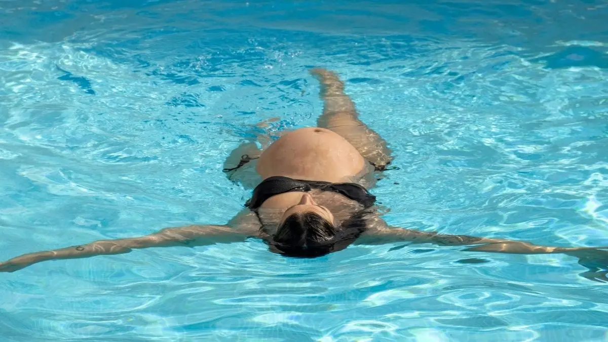 Person treibt entspannt Wassersport und liegt ruecklings im Wasser als Symbolbild fuer Sport und Entspannung waehrend der Schwangerschaft