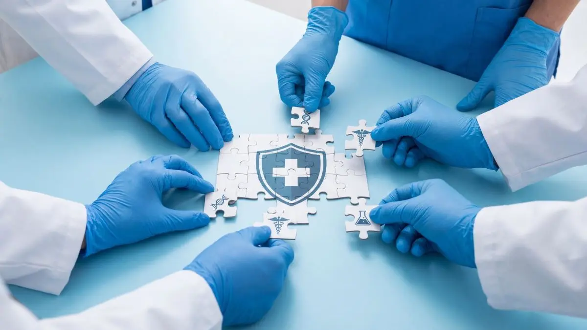 Mehrere Haende in medizinischen Handschuhen setzen ein Puzzle mit medizinischen Symbolen zusammen als Symbol fuer Qualitaetsstandards in zertifizierten Brustzentren