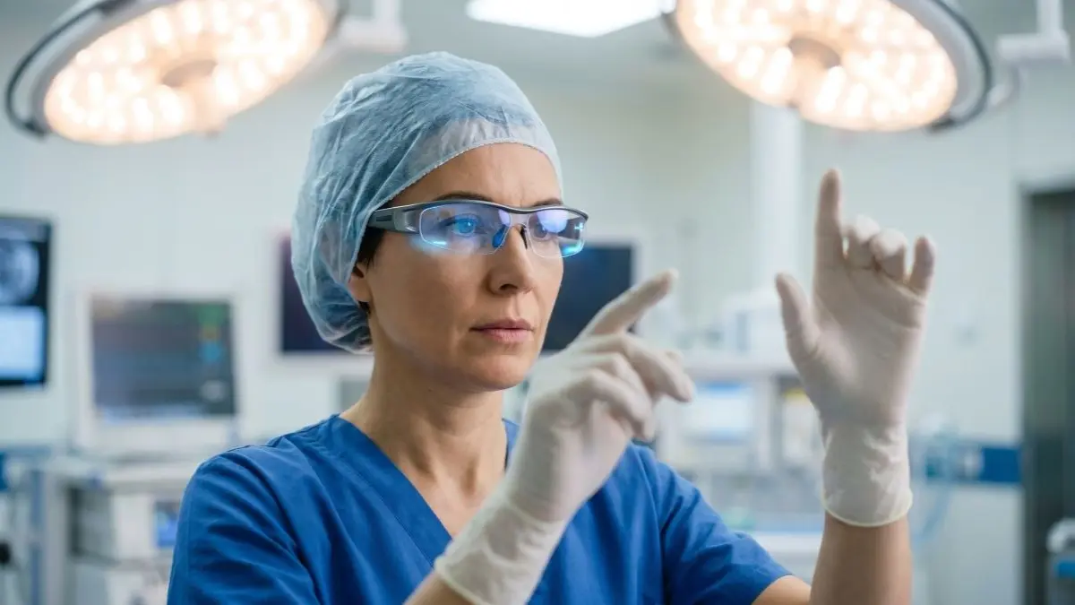 Medizinische Fachperson im OP mit Datenbrille und erhobenen Haenden, Symbolbild fuer 3D-Rekonstruktion und Augmented-Reality-Navigation in der urologischen Chirurgie