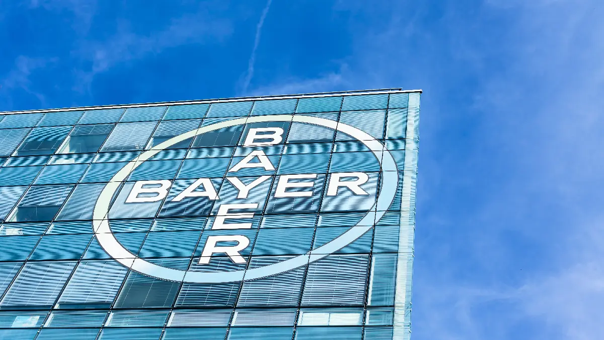 Bayer Logo an einem Gebäude des Pharmakonzerns