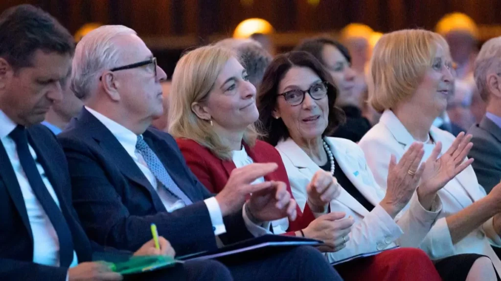 Trotz räumlicher Nähe bei der Eröffnung blieben die inhaltlichen Differenzen zwischen Bundesgesundheitsministerin Nina Warken (3.v.l.) und BÄK-Präsident Dr. Klaus Reinhardt (2.v.l.) groß. © Christian Glawe-Griebel/hellwood.com