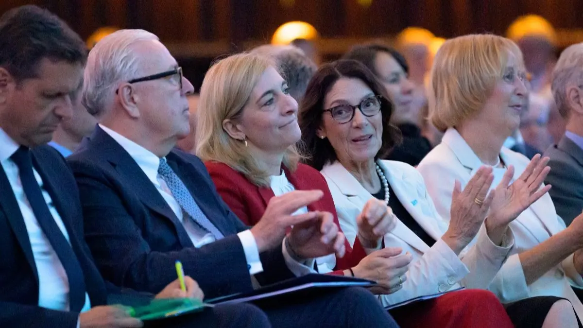 Trotz räumlicher Nähe bei der Eröffnung blieben die inhaltlichen Differenzen zwischen Bundesgesundheitsministerin Nina Warken (3.v.l.) und BÄK-Präsident Dr. Klaus Reinhardt (2.v.l.) groß. © Christian Glawe-Griebel/hellwood.com