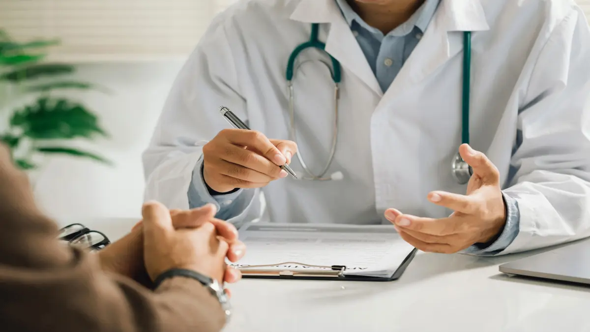 Arzt im Gespräch mit einem Patienten in einer kardiologischen Praxis – Symbolbild für die Versorgungssituation bei Herzinsuffizienz