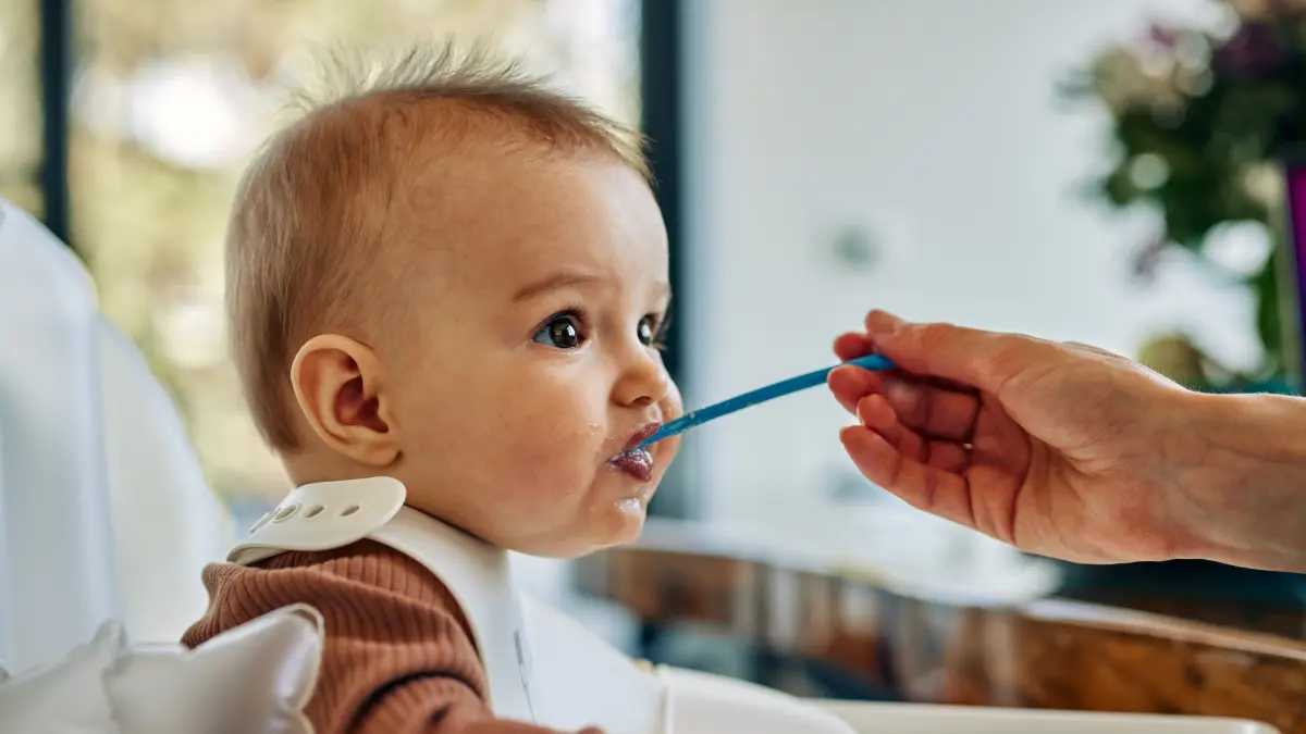 Baby wird mit Löffel gefüttert