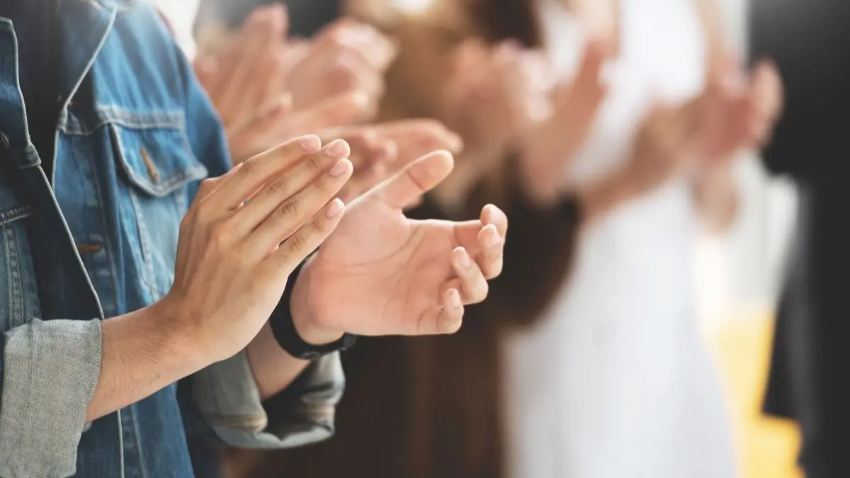 Gruppe von Personen applaudiert, Fokus auf Haende, Symbolbild fuer Auszeichnung neuer Clinician Scientists in der Dermatologie