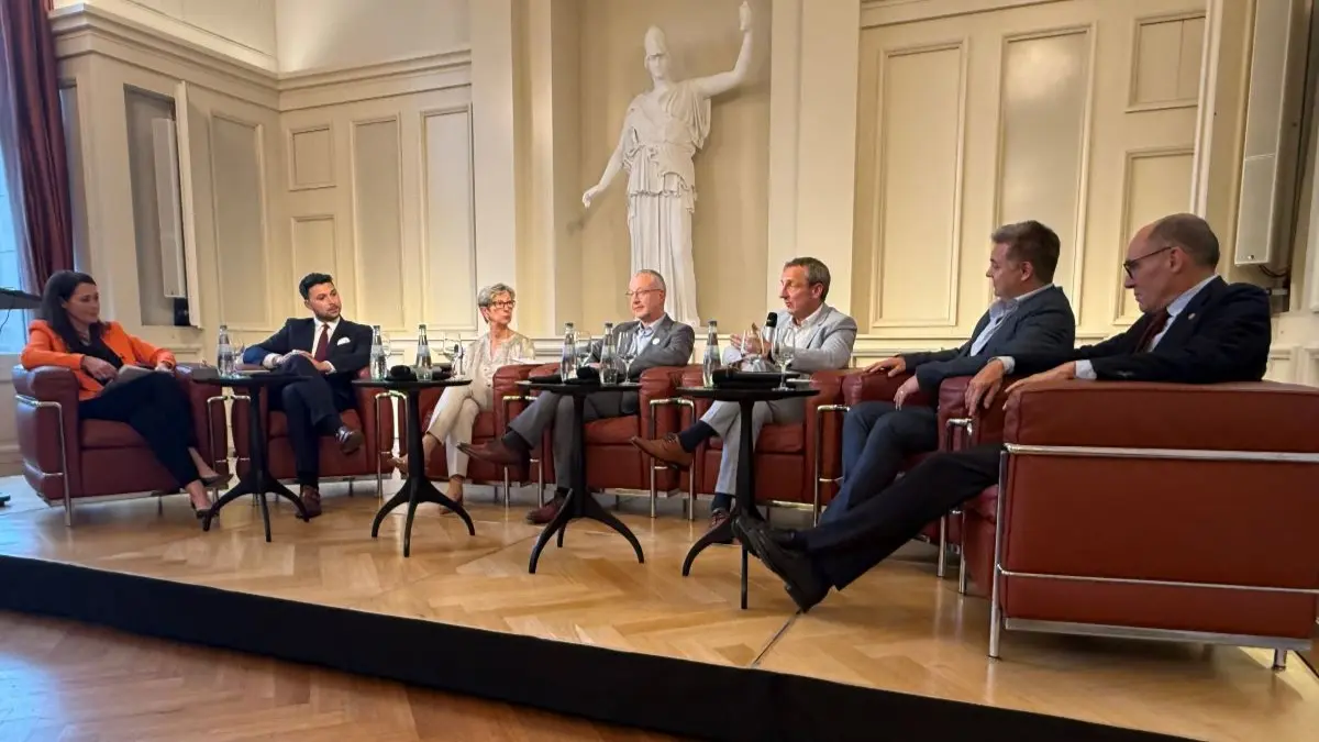 Unter der Moderation von Annika de Buhr (l.) diskutierten (v.l.) der GeSRU-Vorsitzende Dr. Nadim Moharam, die DGU-Präsidentin Prof. Susanne Krege, der BvDU-Präsident Dr. Axel Belusa, Prof. Rainer Petzina, Rektor der MSH Medical School Hamburg, Dr. Elmar Mehring, Bundesärztekammer, sowie DGU-Generalsekretär Prof. Max Burger über die schwierige Lage der Weiterbildung im Umfeld des GKV-Spargesetzes. (© Runkel)