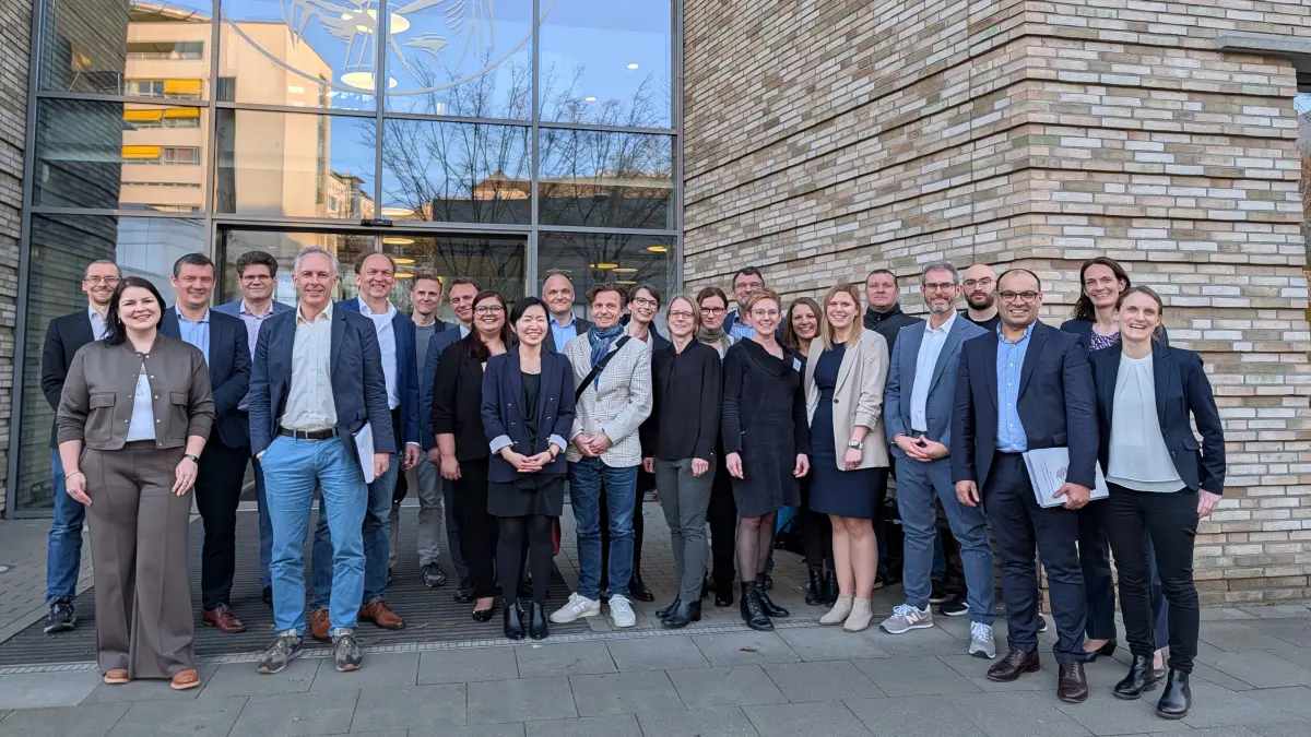Forschungsteam der Universitaet Duisburg Essen als Gruppenfoto vor dem Universitaetsgebaeude