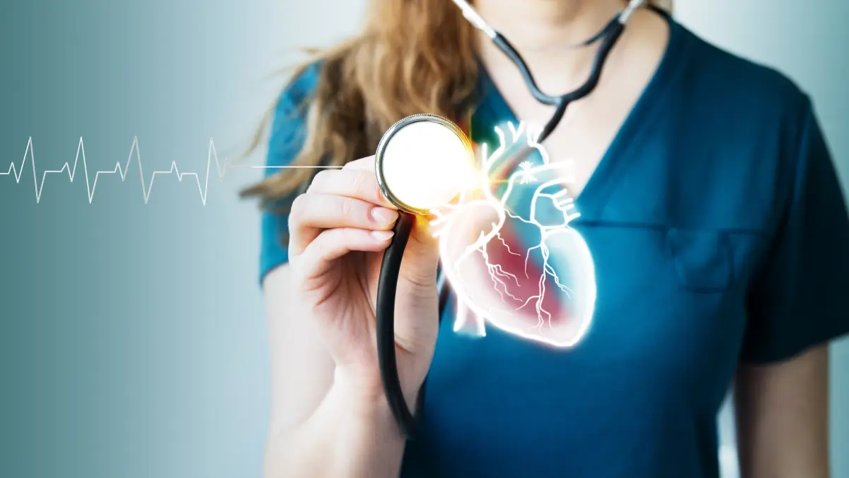 Ärztin hält Stethoskop an die Brust mit digitaler Herzdarstellung und EKG-Kurve – Symbol für das erhöhte Herzinfarktrisiko bei früher Menopause