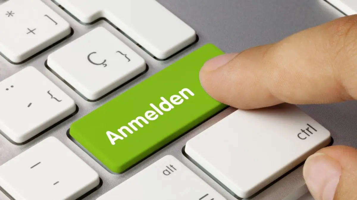 Finger drueckt eine gruene Anmelden Taste auf einer Computertastatur, Symbolbild fuer Online Anmeldung zur Haarausfall Edition