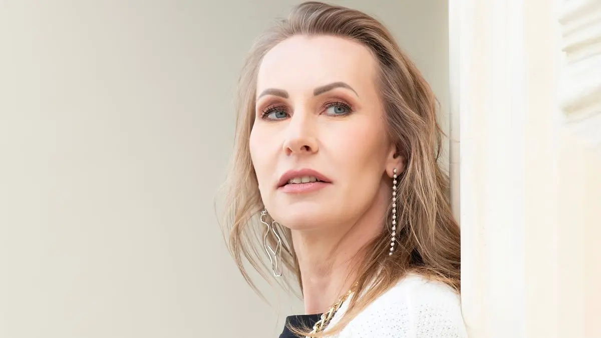 Portraet einer Frau mittleren Alters mit gepflegter Haut, Symbolbild fuer Haut und Wechseljahre sowie Biofaktoren im Fokus