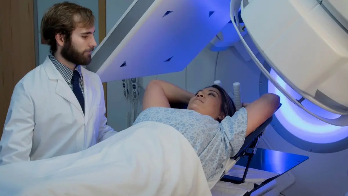 Mammakarzinom-Patientin unter Linearbeschleuniger erhält adjuvante Radiotherapie.