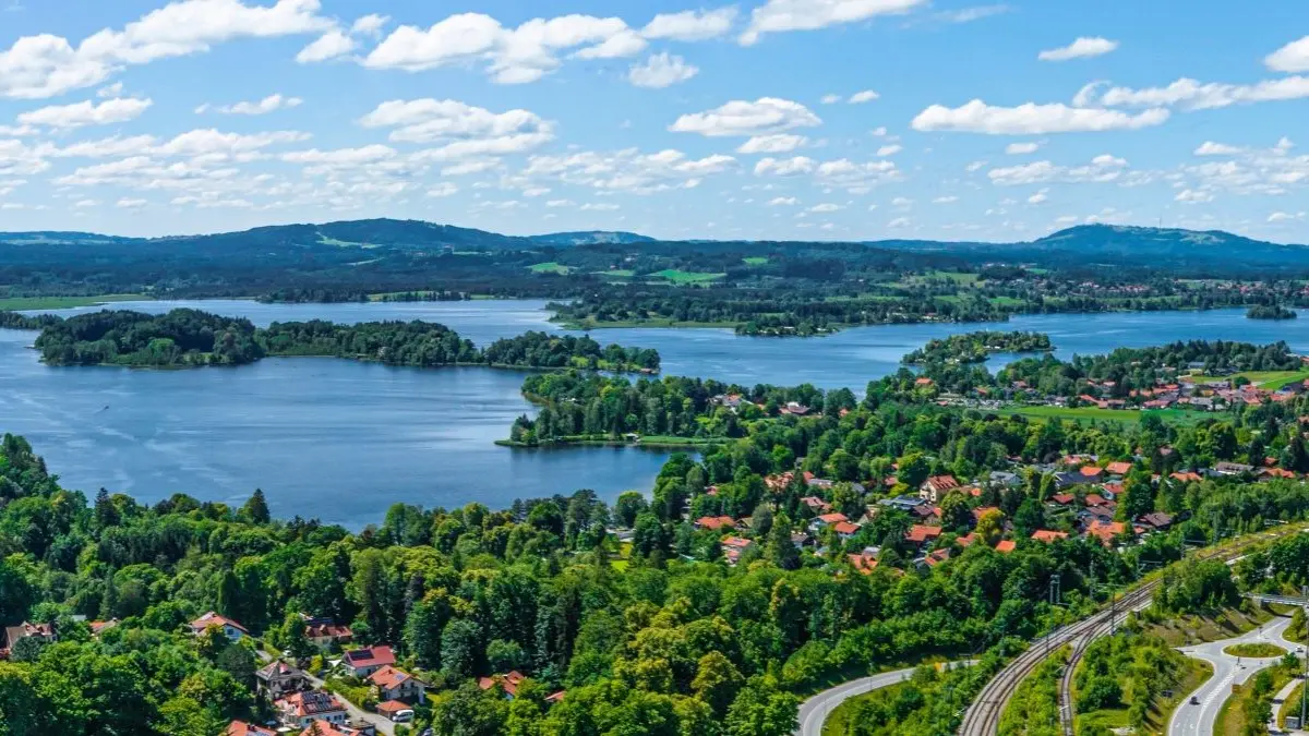 Panoramaaufnahme vom Staffelsee und Murnau als Tagungsort, an dem die Berufsdermatologie als wirtschaftlich tragende Saeule und Motor fuer Innovationen diskutiert wird