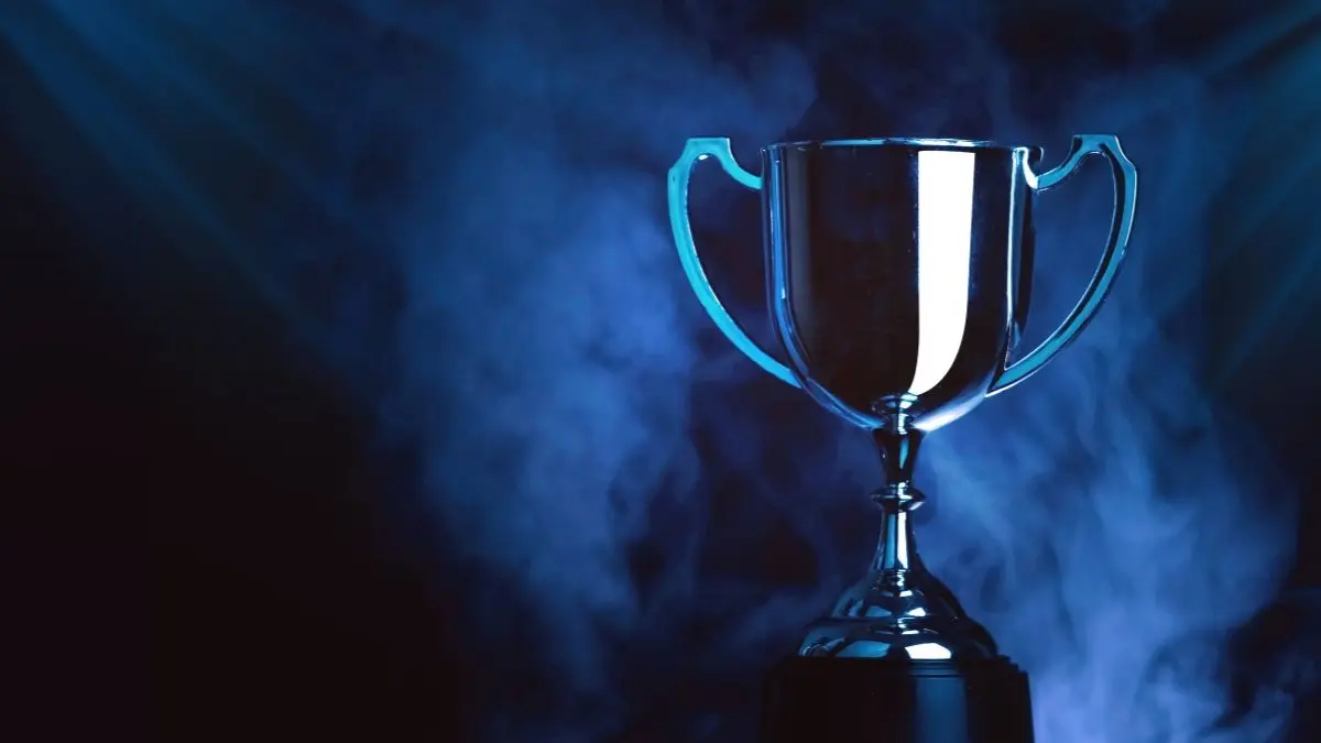 Pokal im Rampenlicht als Symbol fuer den Deutschen Krebspreis fuer Heidelberger Forschung