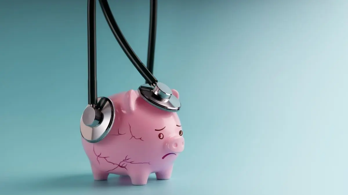 Sparschwein mit Stethoskopen und Rissen als Symbol fuer finanzielle Belastung durch das GKV-Beitragssatzstabilitaetsgesetz in der ambulanten Dermatologie
