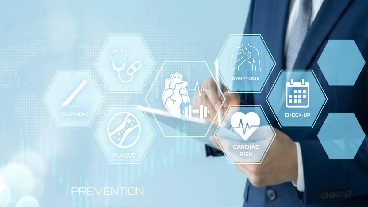 Arzt hält Tablet mit digitaler Infografik zu kardiovaskulärer Prävention – Symbole für Treatment, Plaque, Cardiac Risk, Symptoms und Check-up