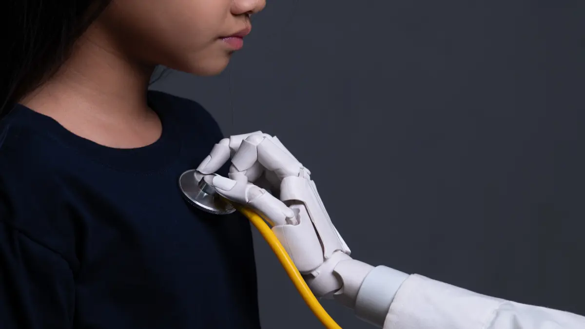 Roboterhand hält Stethoskop zur Auskultation bei einem Mädchen