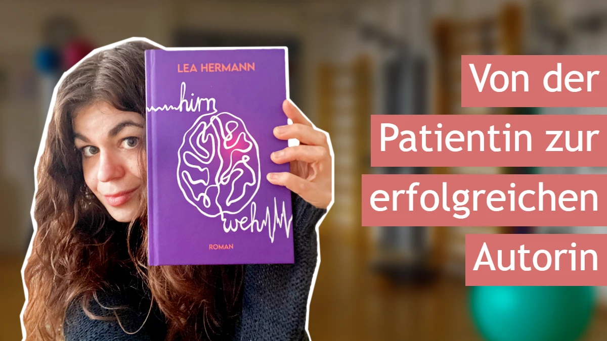 Die Autorin Lea Hermann mit ihrem Buch "Hirnweh" vor einer Reha-Turnhalle.