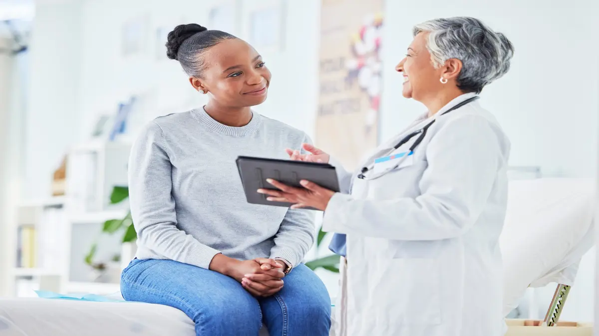 Ärztin im Gespräch mit Patientin – vertrauensvoller Austausch in der medizinischen Versorgung