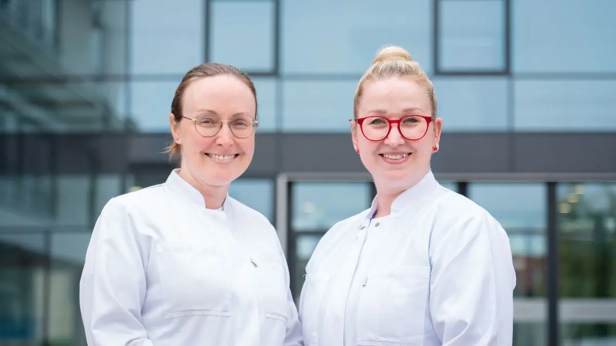 Prof. Angelika Borkowetz (l.) ist Direktorin der Klinik und Poliklinik für Urologie. PD Dr. Désirée Louise Dräger ist dort geschäftsführende Oberärztin. © Universitätsmedizin Rostock