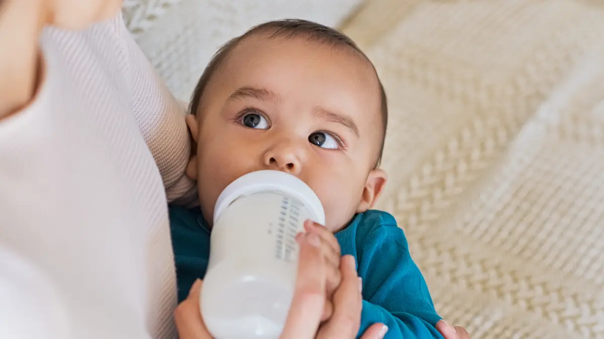 Baby wird mit der Flasche gefüttert