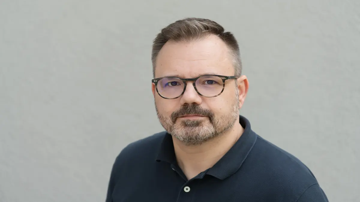 Molekularonkologe aus dem TP53in4D Projekt vor neutralem Hintergrund