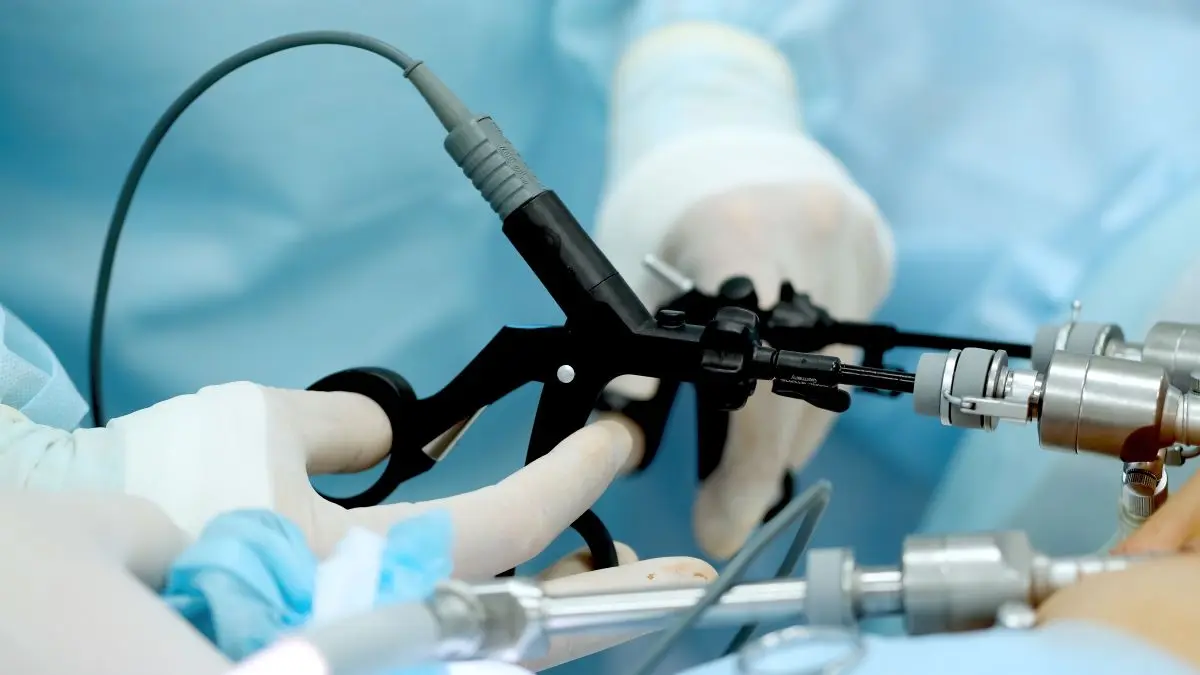 Endoskopische Instrumente bei einer minimalinvasiven Brustoperation als Symbol fuer die endoskopische Mastektomie am UKSH