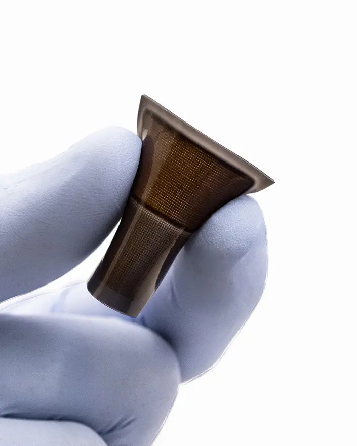 Das Ultraschallpflaster besteht aus einem weichen Material, das sich leicht biegen lässt. © Geonho (Tom) Park / UC San Diego Jacobs School of Engineering