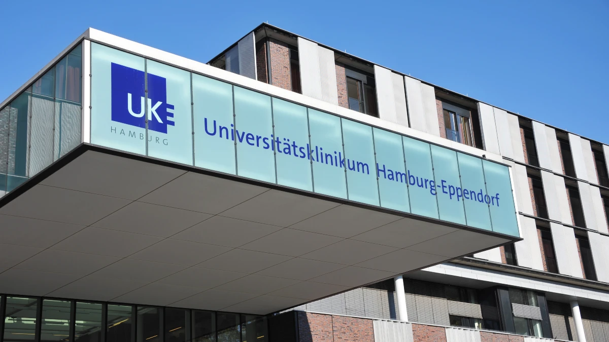Gebäude des Universitätsklinikums Hamburg-Eppendorf (UKE) mit Logo und Schriftzug